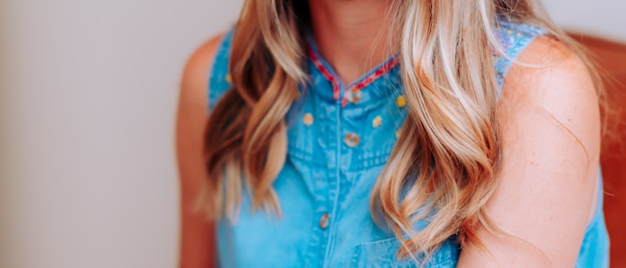 足球分析师正在使用战术板讲解比赛战术